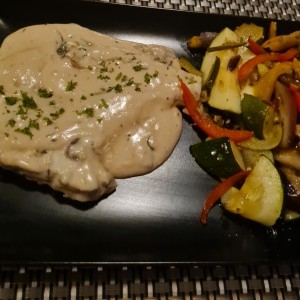 chuletas de cerdo con vegetales y crema