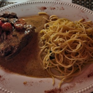 Filete de Carne con pasta al oleo