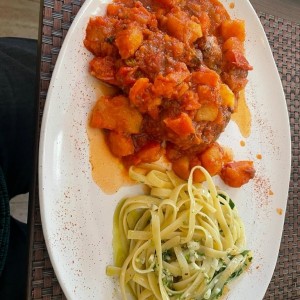 OSSOBUCO ALLA GENOVESE (Pantorrilla de Res, Salsa Pomodoro con Vino Blanco y Ajo, Zanahoria, Apio, Cebolla y Perejil)  con Fettuccini al Aglio y Olio SALADO