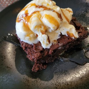 Brownie con helado 