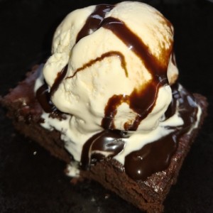 Brownie con helado