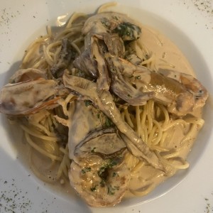 Spaguetti con langostinos y hongos