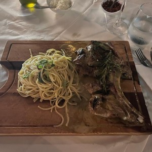 Chuleton de cerdo con romero y pasta al oleo