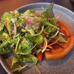 Chicharron con ensalada verde