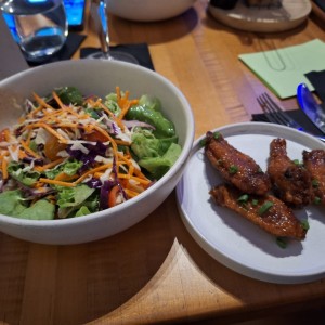 WINGS - STRAWBERRY-CHOMBO WINGS y ensalada de la casa