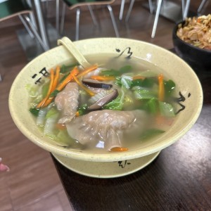 Sopa de Fideos con Bolita rellena De Vegetales y Soya