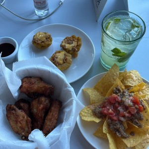 Patacones relleno de pollo, nachos y alitas bbq con mojito