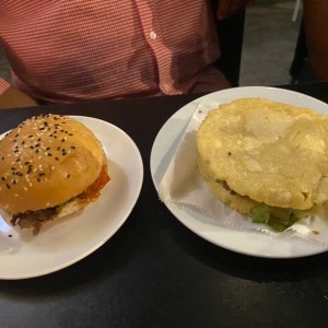 Arepa y hamburguesa de carne.