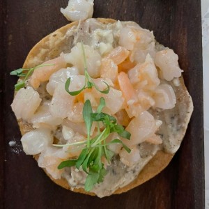 Tostadas de camarones al ajillo con crema de berenjenas ahumadas