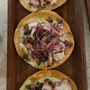 Tostadas de pulpo con chimichurrri de kalamatas