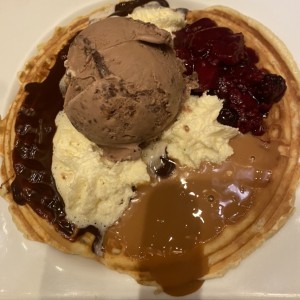 Waffle especial sin durazno con extra de nutella y helado de avellana