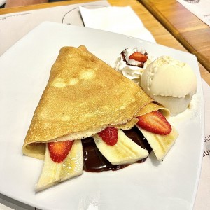 Crepes con Banano, chocolate, fresas y chantilly.