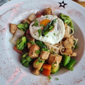 Pad Kee Mao de Pollo