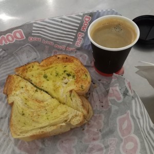 emparedado triangular de pollo con un cafecito