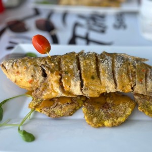 Pescado frito con salsa al ajillo