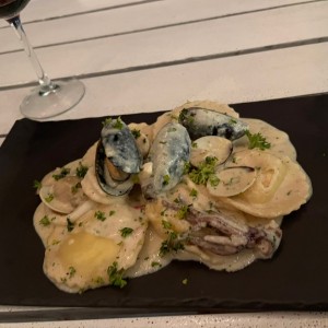 Ravioli de queso con mariscos 