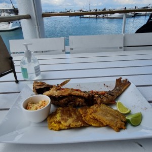 pescado al ajillo con patacones, delii?