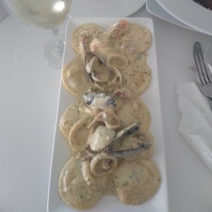 ravioli de langosta en salsa seafood