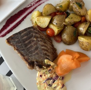 Filete de corvina con papines saltedos en finas hierbas 