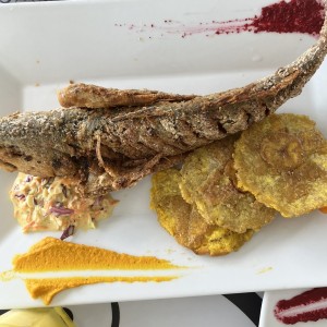 Pescado frito con patacones