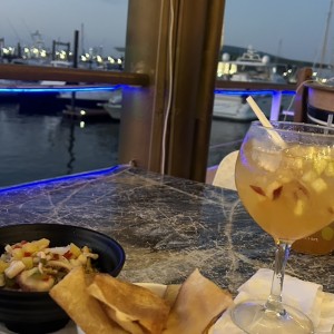 Ceviche mixto y sangria blanca