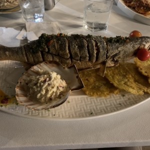 Pescado frito con patacones