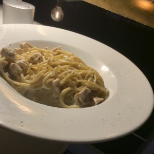 Spaghetti Alfredo y pollo