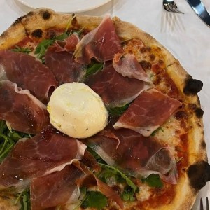 Pizza crudo e burrata