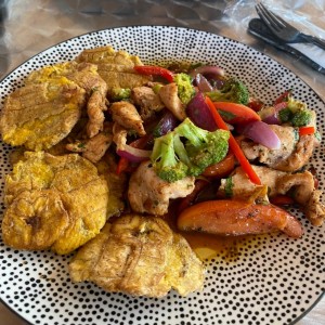 pollo con vegetales y patacones