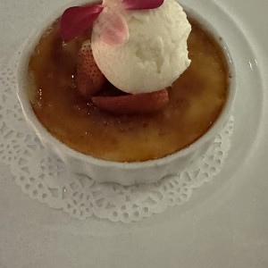 Creme broulett con helado de vainilla