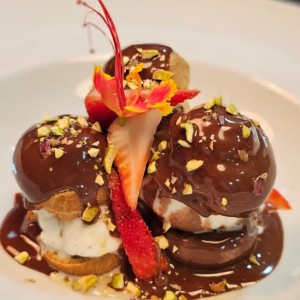 profiteroles con helado de vainilla y chocolate 