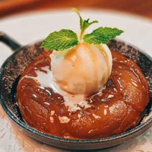 tarta tatin con helado de vainilla 