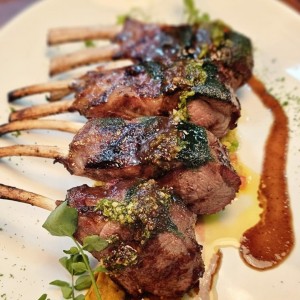 lamb rack de cordero a la brasa 