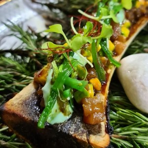 tuétano a la brasa con tartar de atún 