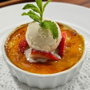crème Brûlé con helado de vainilla 