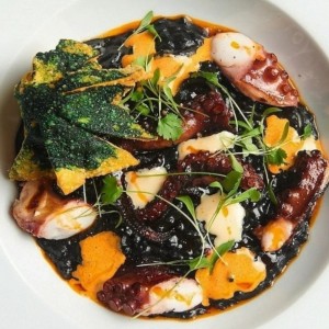 arroz meloso con tinta de calamar y pulpo a la brasa 