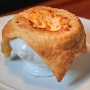 sopa de cebolla con cúpula de hojaldre 