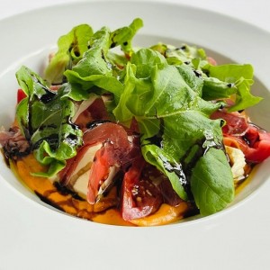 ensalada de salmorejo y stracciatella