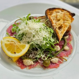 carpaccio de ternera con pan de masa madre 