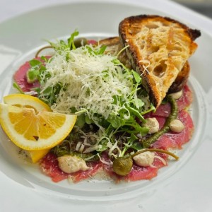 carpaccio de ternera con pan de masa madre 