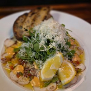 carpaccio de pulpo con pan de masa madre 