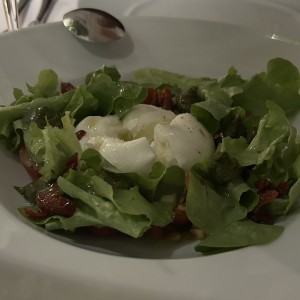 Burrata con fresas y nueces