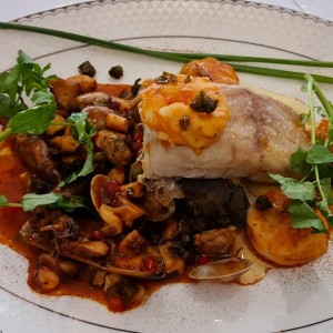 Corvina con mixto de Mariscos y Alcaparras