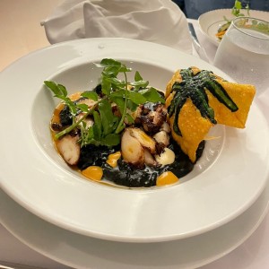 Pulpo con cremoso de arroz en tinta de calamat