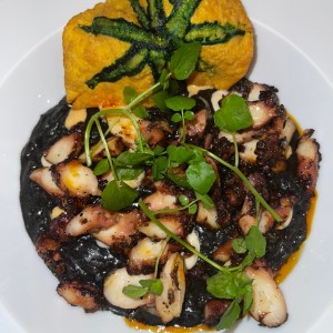 Pulpo com risotto en tinta 