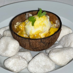 Helado de coco con mango y maracuya.