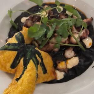 Pulpo a la brasa con risotto en tinta