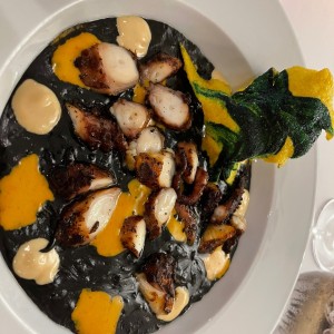 Arroz negro meloso con pulpo