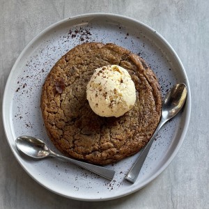 Galleta de cholachip con cafe y helado