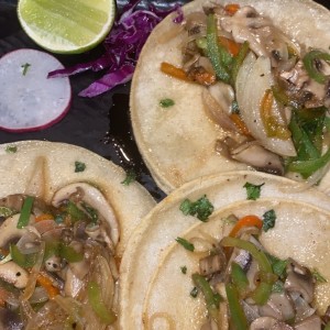 Tacos de Hongos y Poblano Rojo